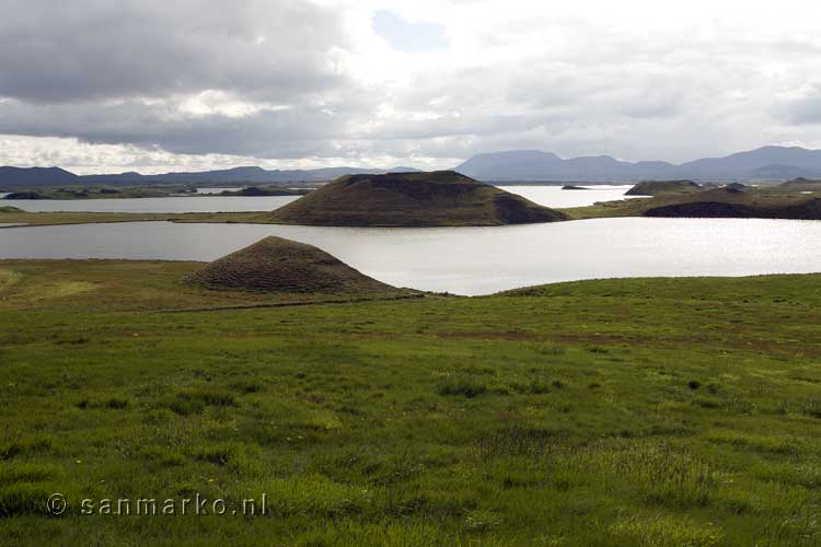 Uitzicht op de pseudokraters bij Skútustaðir bij Mývatn in IJsland