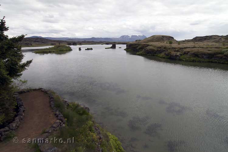 Uitzicht over een meer bij Höfði bij het muggenmeer Mývatn in IJsland