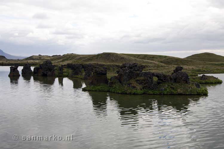 Vanaf het wandelpad een mooi uitzicht over Höfði in de avonduren bij Mývatn