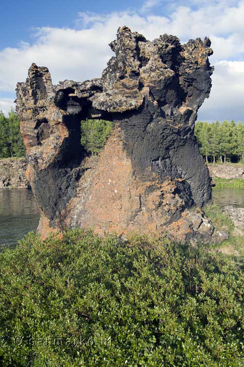 Een bijzonder gevormde lava rots bij Kálfaströnd bij Mývatn in IJsland