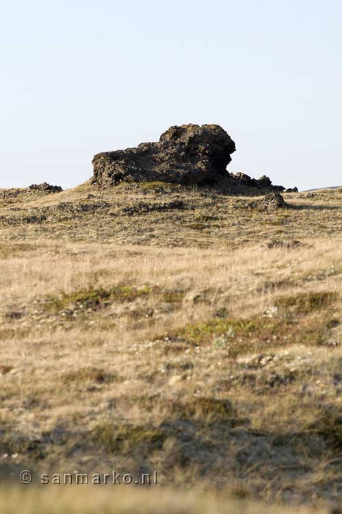 Vanaf het wandelpad de rotsen van Kálfaströnd bij Mývatn in IJsland