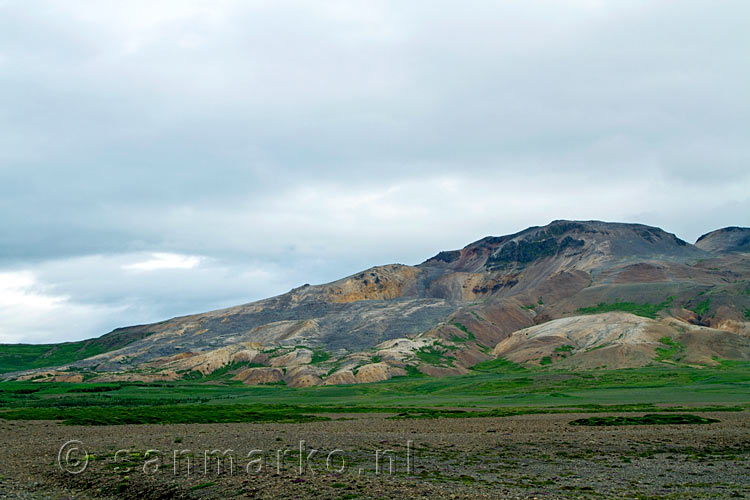 Kleurrijke bergen langs de wegen op Snæfellsnes in de buurt van Stykkishólmur