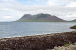 Vanaf het strand langs de Snæfellsnesvegur een mooi uitzicht op de bergen voor de kust