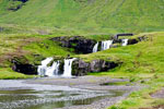 Een leuke waterval langs de weg bij Kirkjufell langs de Snæfellsnesvegur