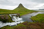 Mount Kirkjufell met op de voorgrond een schitterende waterval bij Grundarfjörður