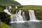 Een schitterende waterval bij Mount Kirkjufell op Snæfellsnes aan de Snæfellsnesvegur