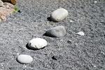 Stenen om je kracht te testen op het strand van Djúpalónssandur op Snæfellsnes