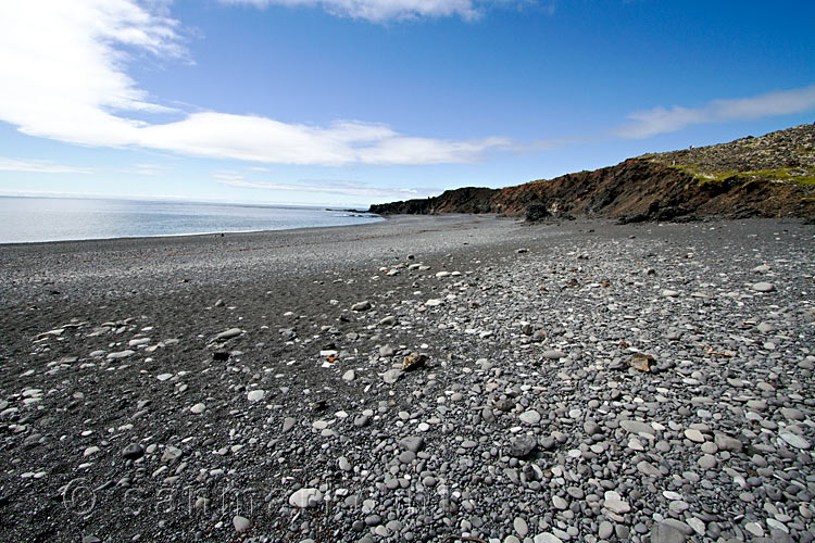 Het schitterende strand in de zon bij Djúpalónssandur tijdens de rondrit op Snæfellsnes
