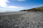 Het schitterende strand in de zon bij Djúpalónssandur tijdens de rondrit op Snæfellsnes