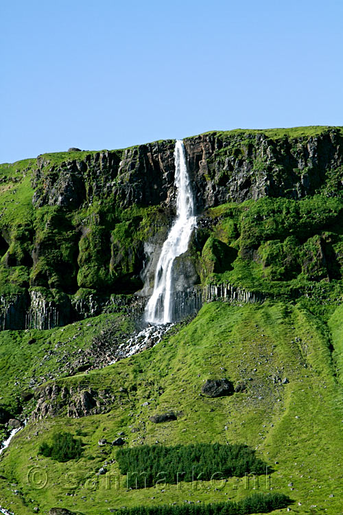 Langs de weg vele van deze mooie watervallen op Snæfellsnes op IJsland