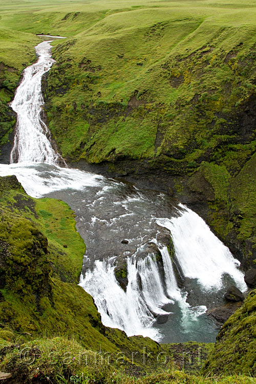De schitterende groene natuur van de Stjórnargljúfur gezien vanaf het wandelpad