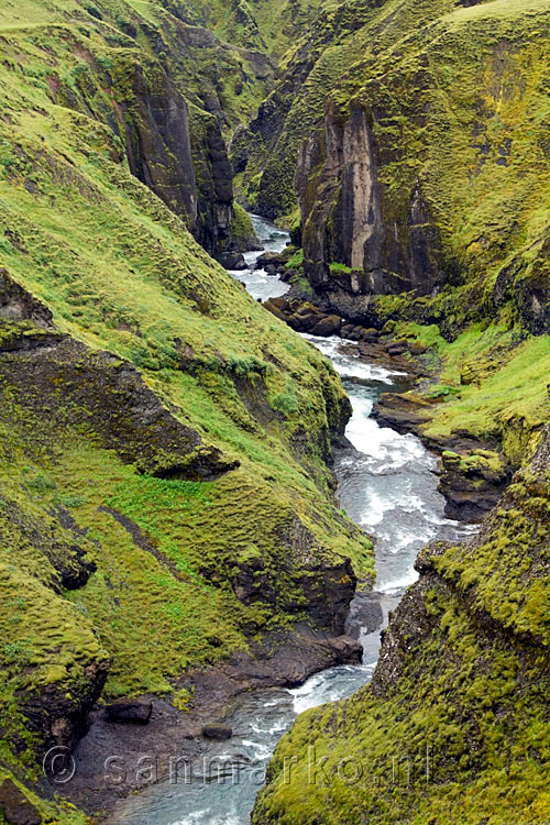 Vanaf de rand van de kloof een schitterend uitzicht over de Stjórnargljúfur