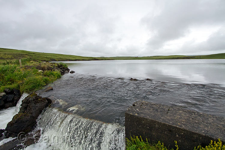 Uitzicht over het meer Systravatn bij Kirkjubæjarklaustur in IJsland'