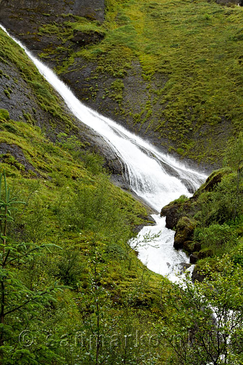 vanaf het wandelpad een mooi uitzicht over de Systrafoss bij Kirkjubæjarklaustur