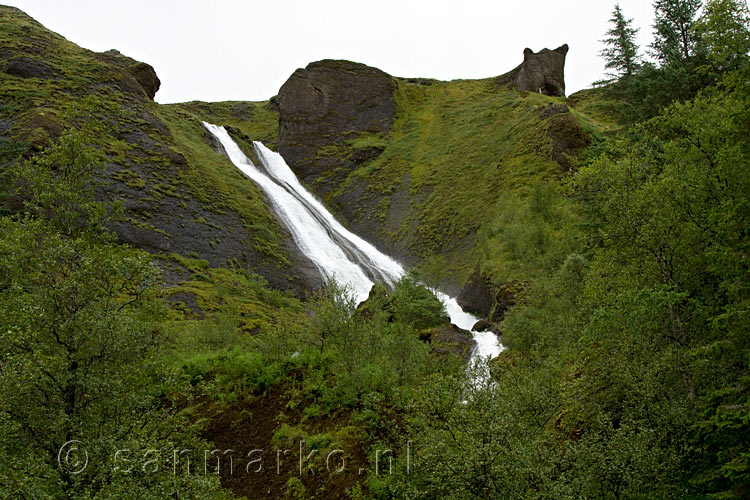 Een schitterend uitzicht over de Systrafoss, de waterval van de zussen