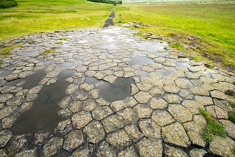 Wandelen over de Kirkjugólf, de oude kerkvloer van basalt bij Kirkjubæjarklaustur