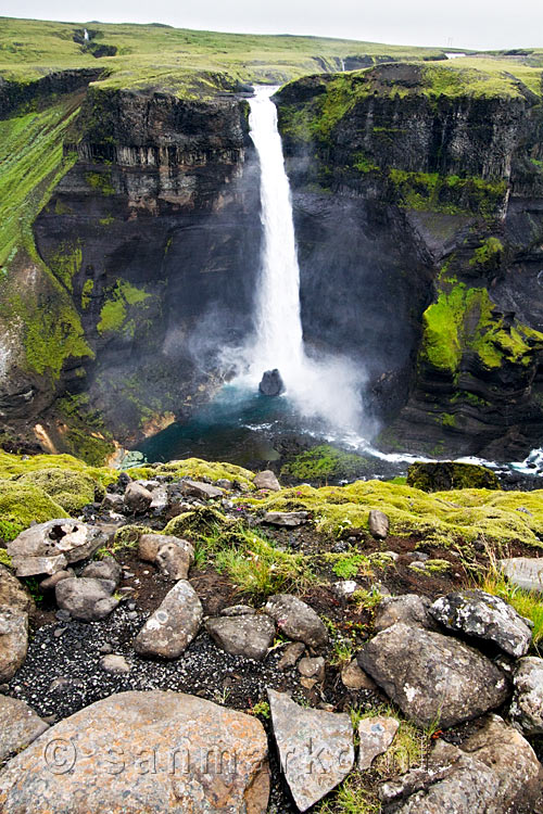 De schitterende waterval Háifoss in het dal van de Hekla in IJsland