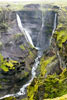 De diepe kloof van de Háifoss waterval aan de snelweg 32 in IJsland