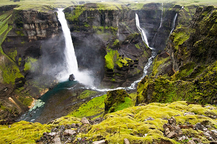 Een schitterend uitzicht over de verschillende watervallen bij de Háifoss