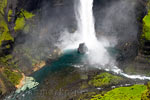 Bulderend water van de waterval Háifoss creëert mist in de kloof