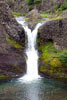 De waterval omgeven door basalt in het dal van Gjáin in IJsland