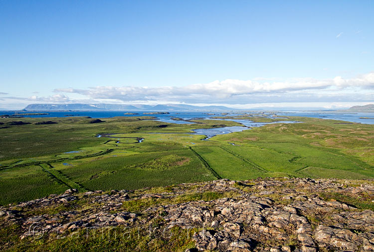 Uitzicht vanaf de berg Helgafell richting Stykkishólmur op Snæfellsnes