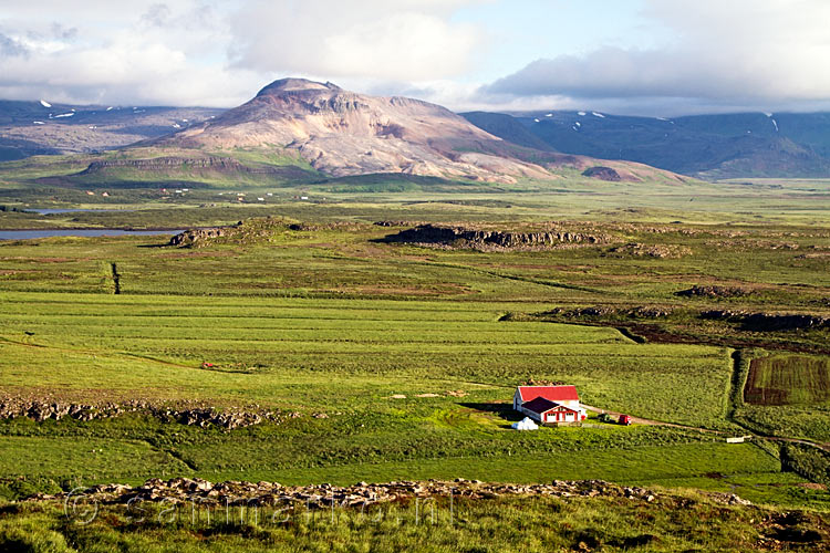 Uitzicht richting de bergen op Snæfellsnes vanaf de Helgafell op IJsland