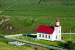 De kerk van Helgafellssveit gezien vanaf de Helgafell op Snæfellsnes