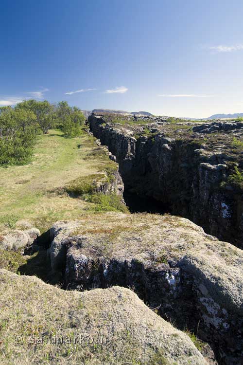 Een duidelijke scheiding tussen de tektonische platen bij Þingvellir in IJsland