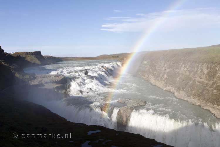 De prachtige Gullfoss watervalin het avond licht  in de Golden Circle van IJsland