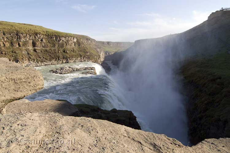 Van dichtbij het bulderende water van de Gullfoss waterval in IJsland