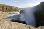 Van dichtbij het bulderende water van de Gullfoss waterval in IJsland