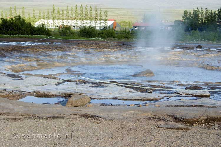 Een nog rustige Strokkur geiser bij Geysir in de Golden Circle