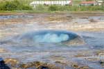 Het begin van de uitbarsting van de Strokkur geiser bij Geysir