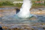 Het begin van de spectaculaire uitbarsting van de Strokkur geiser