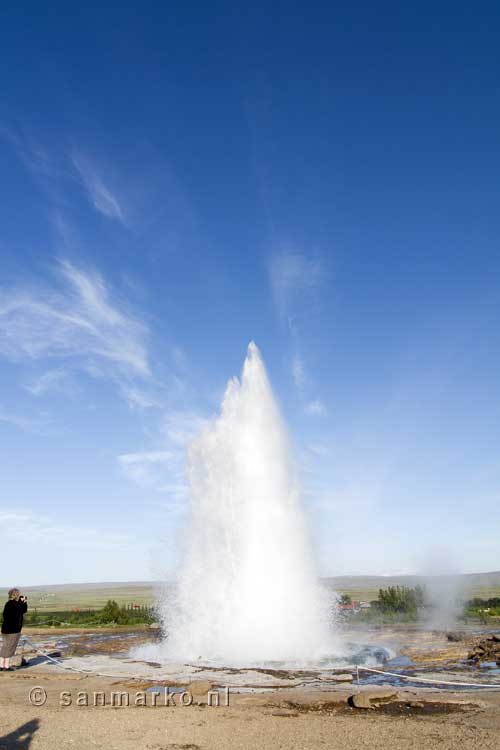 Een prachtige Strokkur geiser bij Geysir in de Golden Circle van IJsland