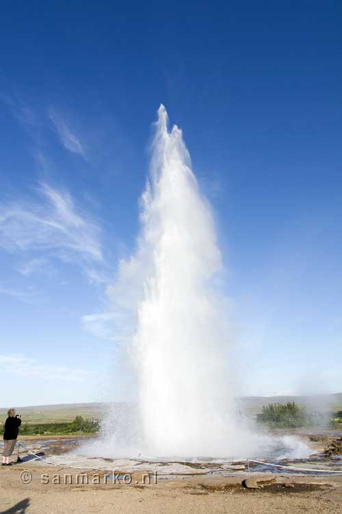 De uitbarstende Strokkur geiser is schitterend om te zien in IJsland