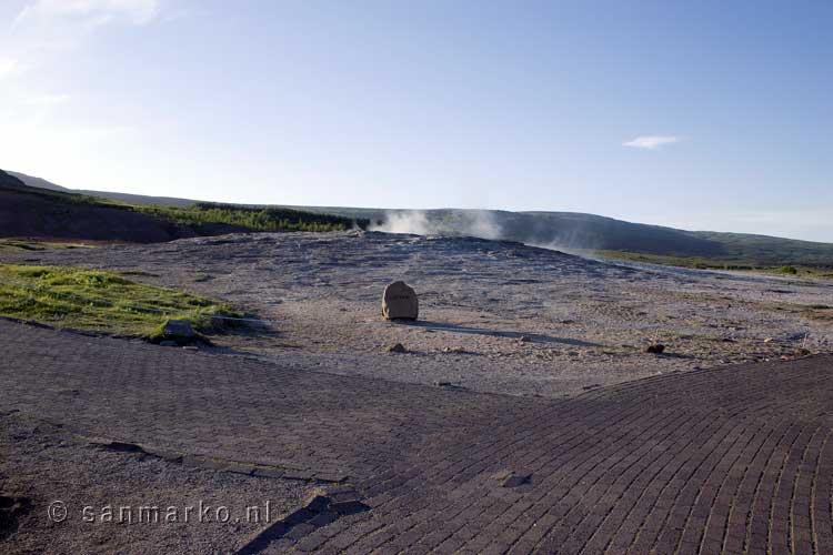 Het uitzicht op de schitternde natuur vanaf Strokkur geiser bij Geysir in IJsland