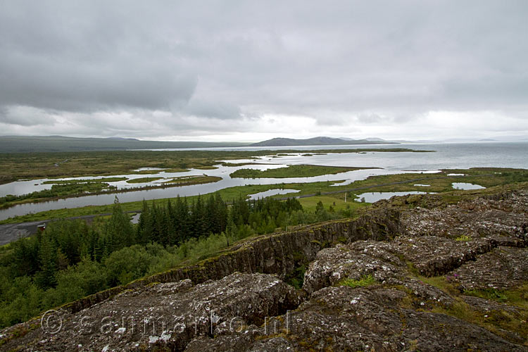 Uitzicht over Þingvallavatn en de lava vanaf het wandelpad bij Þingvellir in IJsland