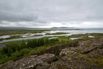Uitzicht over Þingvallavatn en de lava vanaf het wandelpad bij Þingvellir in IJsland