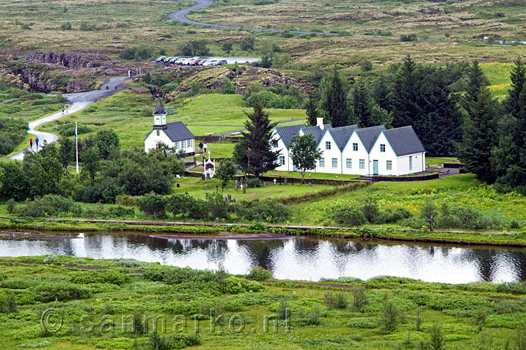 Het uitzicht op Þingvallabær(huizen) en Þingvallakirkja (kerk) in Þingvellir