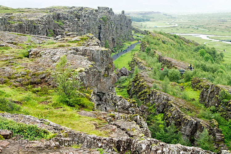 Vanaf de parkeerplaats het uitzicht over het wandelpad door Þingvellir National Park