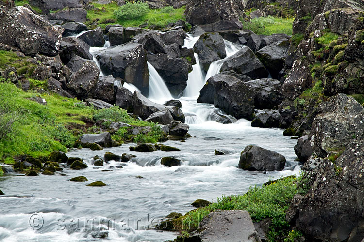 Een kleine waterval langs het wandelpad naar de in Öxarárfoss Þingvellir National Park