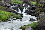 Een kleine waterval langs het wandelpad naar de in Öxarárfoss Þingvellir National Park