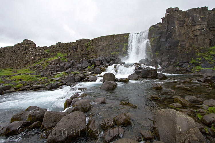 De schitterende Öxarárfoss in Þingvellir tijdens de wandeling naar Skógarkot