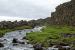 De schitterende natuur rondom de Öxarárfoss tijdens de wandeling door Þingvellir