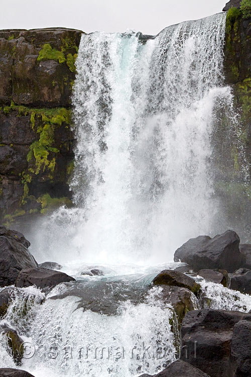 Een mooie close up van de schitterende Öxarárfoss in Þingvellir in IJsland