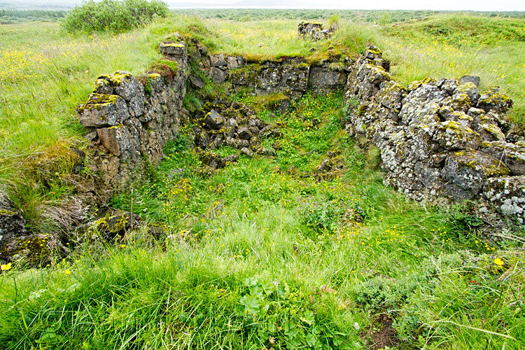 De ruïnes van de boerderij van Skógarkot in Þingvellir National Park in IJsland