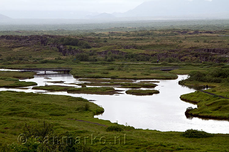 Uitzicht over de breuklijn bij Þingvellir National Park in IJsland