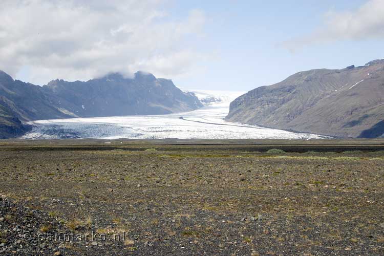 Vanaf de weg het uitzicht op de Skaftafellsjökull gletsjer in IJsland